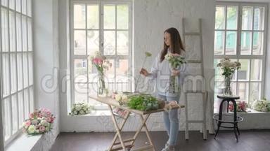 商业、销售和花艺概念-花店里的花店女工